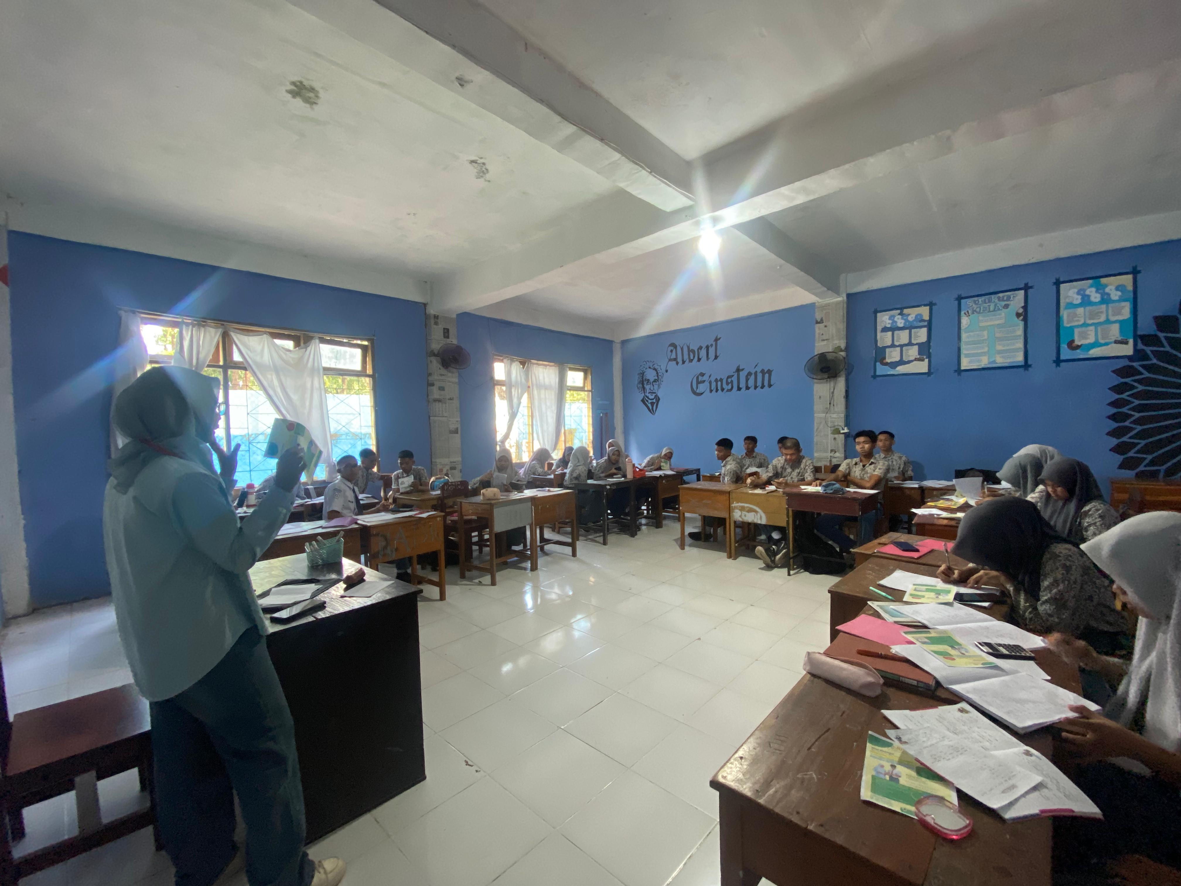 Sosialisasi dan bagi brosur di SMA Negeri 3 Takalar 